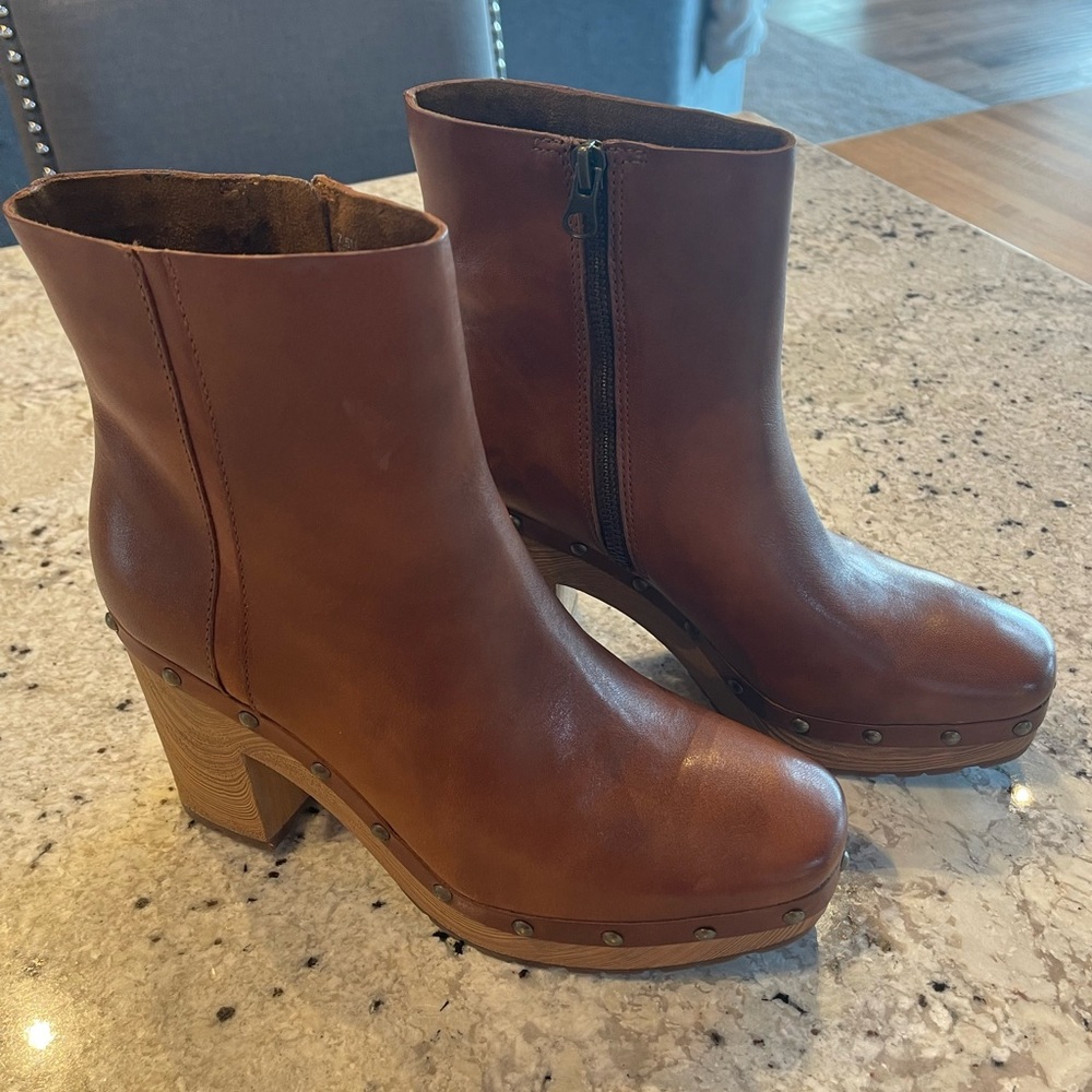 NWOT Kork Ease boots tan size 7.5